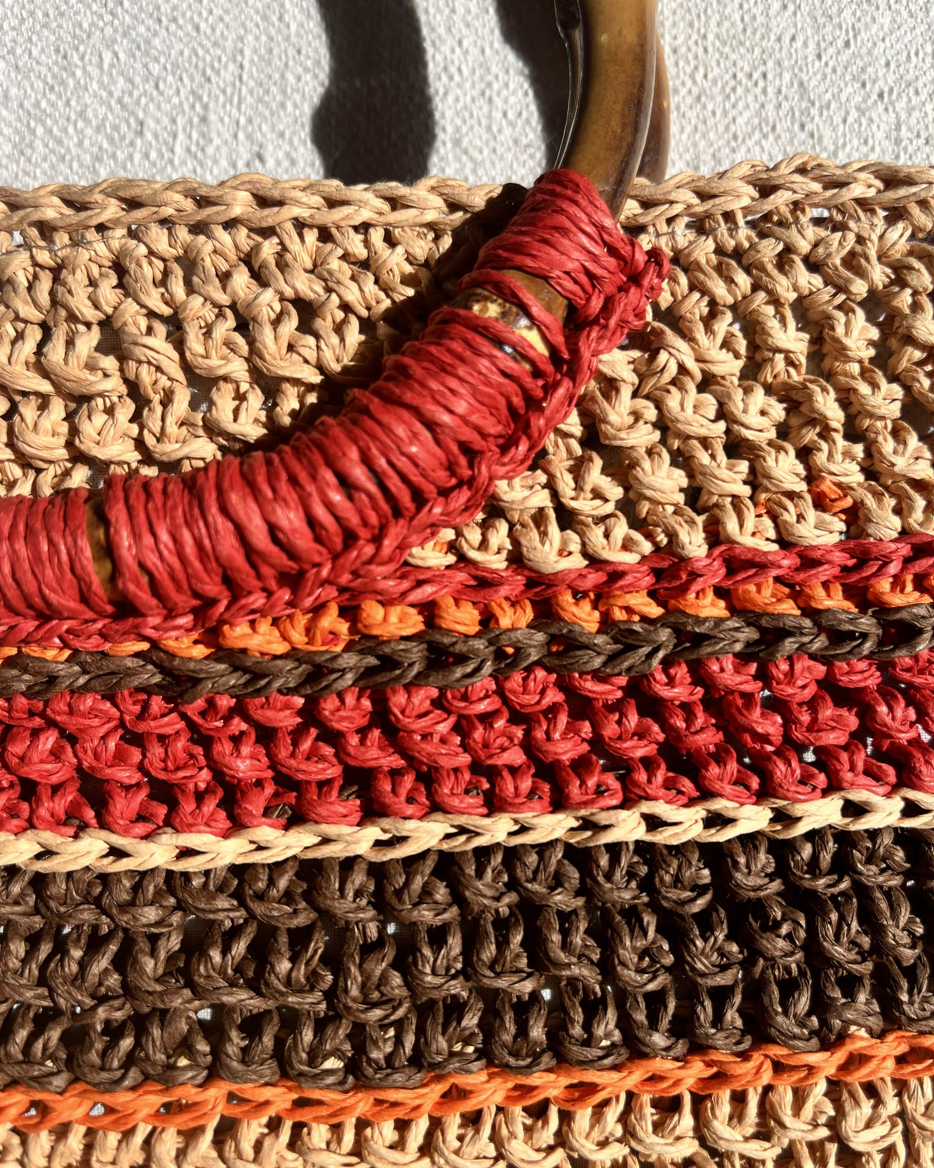 Sac sable | Raphia |  Rayures chocolat et rouge ajouré