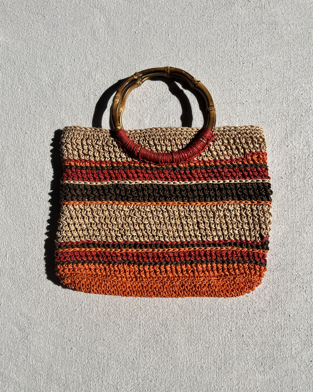 Sac sable | Raphia |  Rayures chocolat et rouge ajouré
