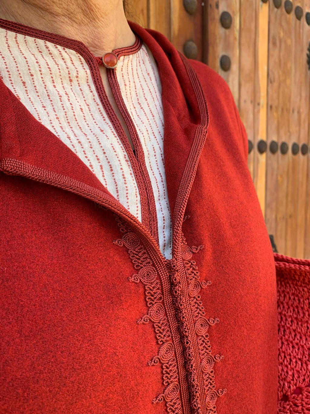 Ensemble Jellaba Mlifa rouge et son Qmiss