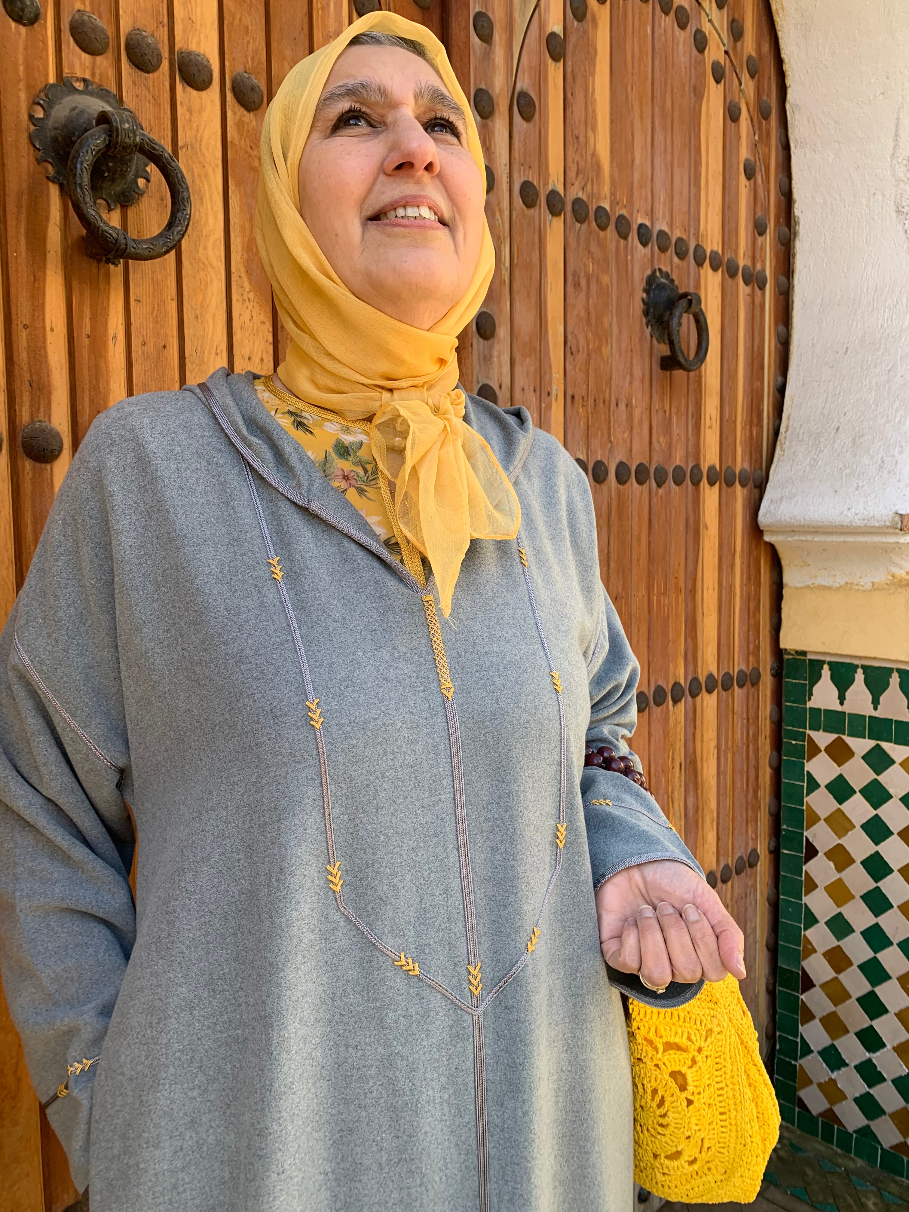 Ensemble Jellaba Mlifa grise et son Qmiss