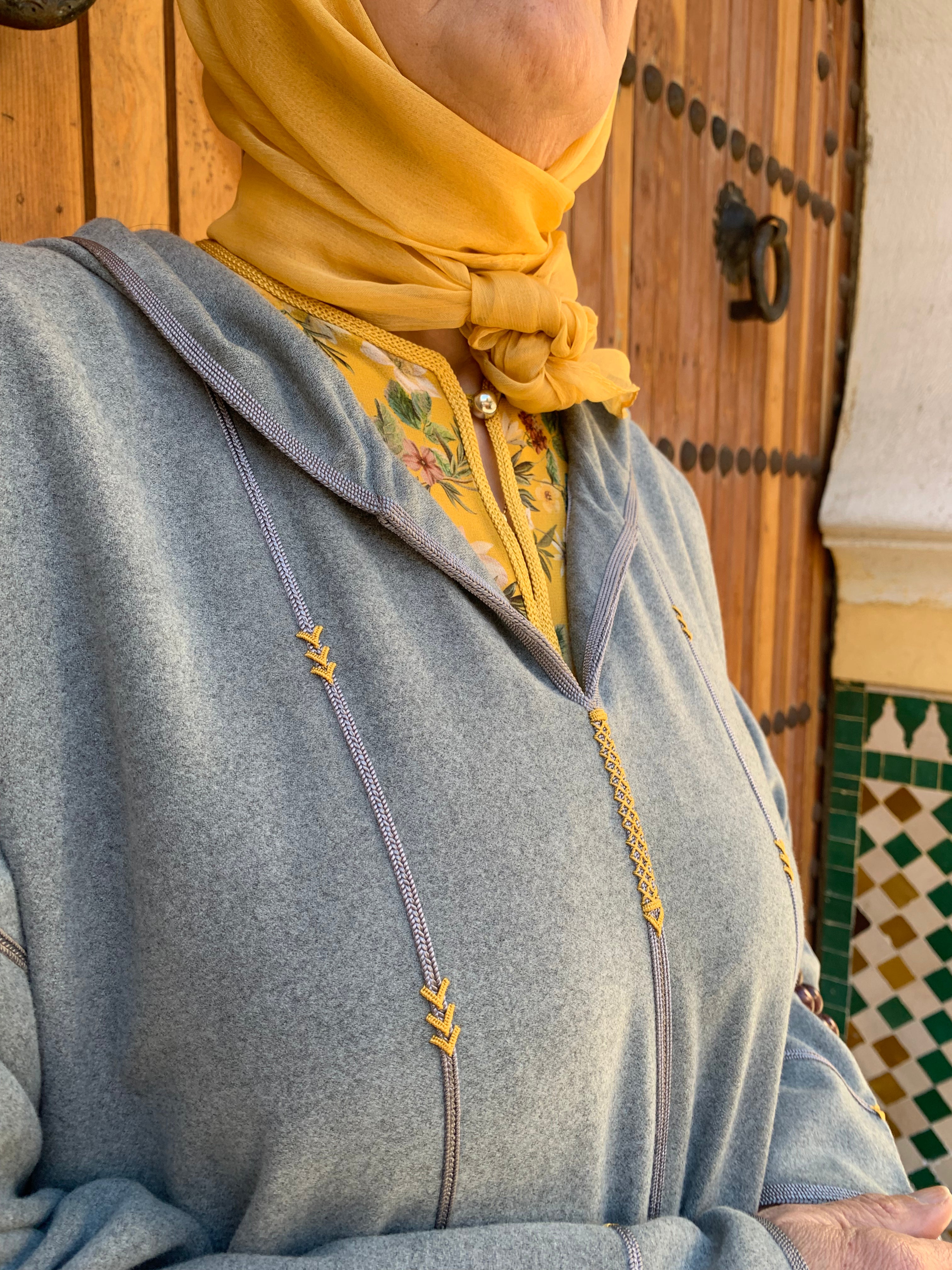 Ensemble Jellaba Mlifa grise et son Qmiss